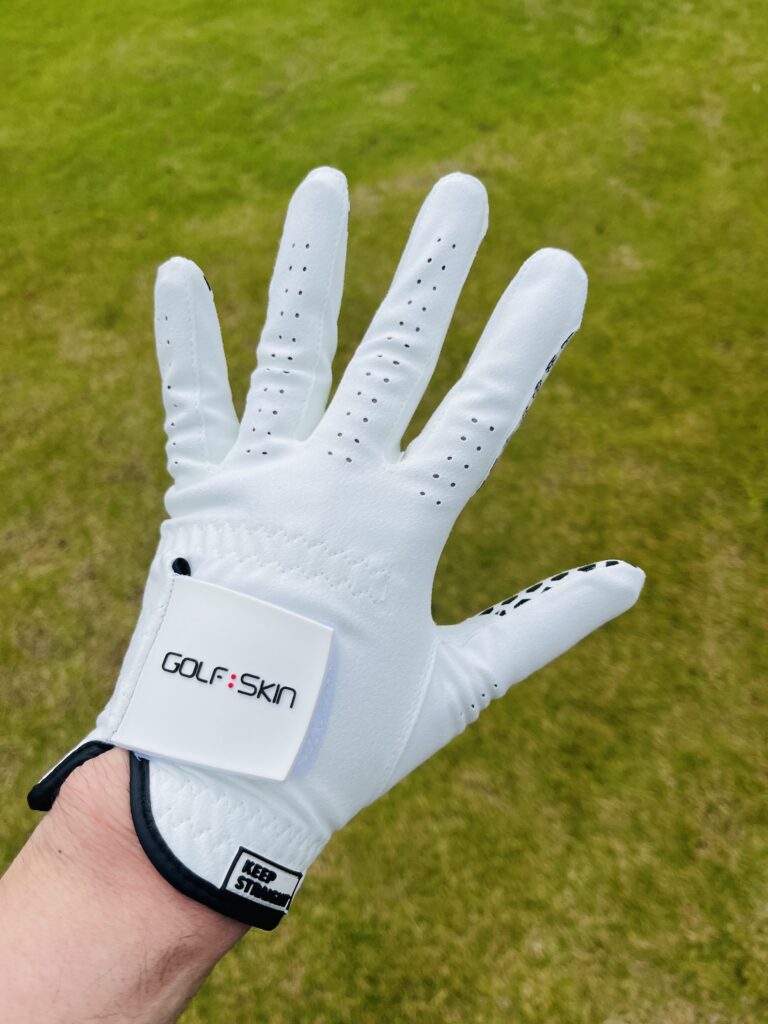 ホワイトベースにGOLFSKINのロゴがシンプルに入ってます。