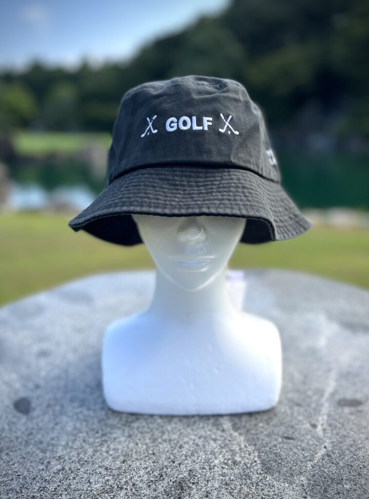 イエローロブスターハットブラック　フロントにGOLFの刺繍が入ってます。