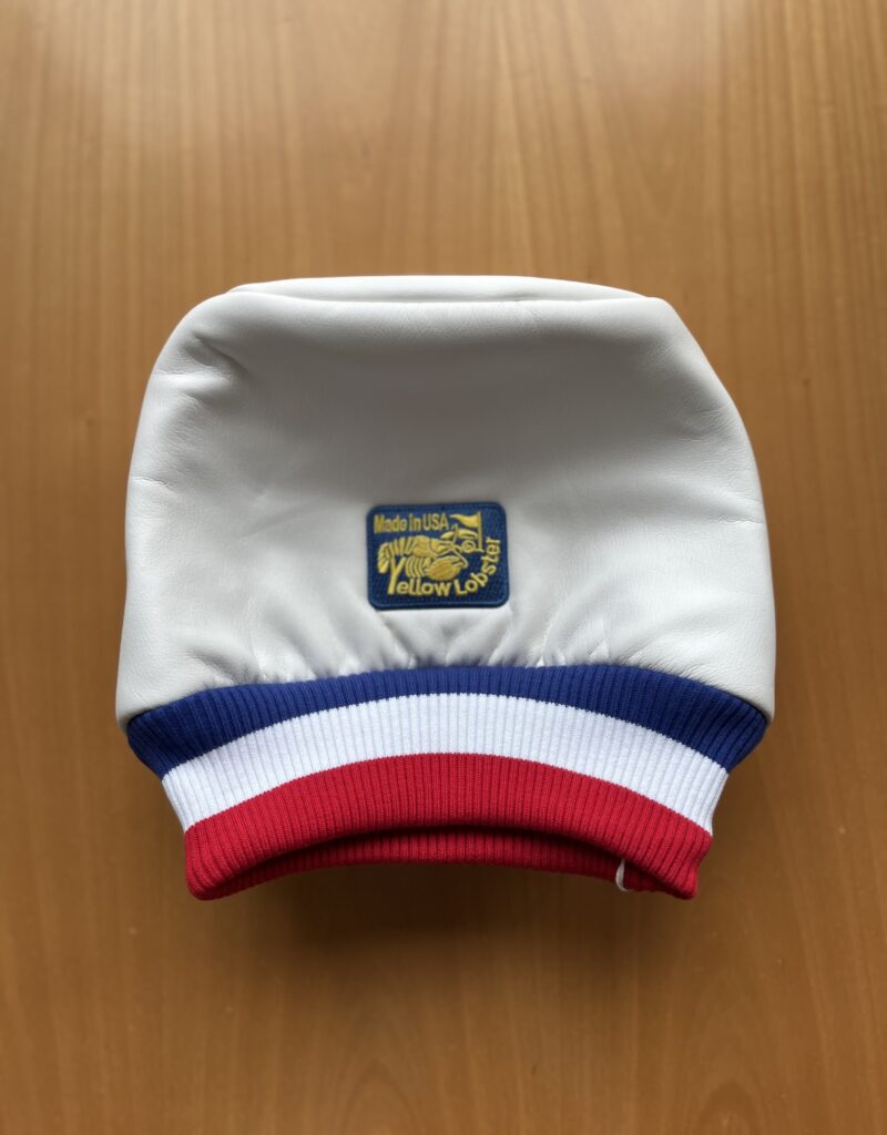 裏には可愛いロゴの刺繍が入ってます。