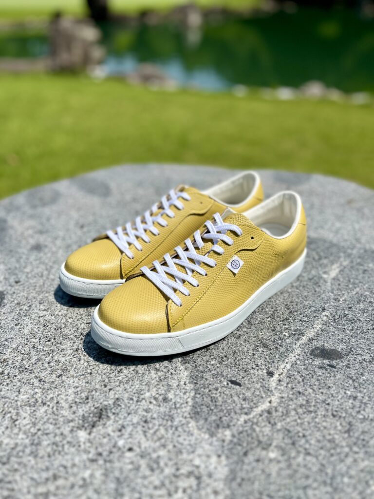 ホワイトとイエローがマッチしたかわいいスニーカーです。