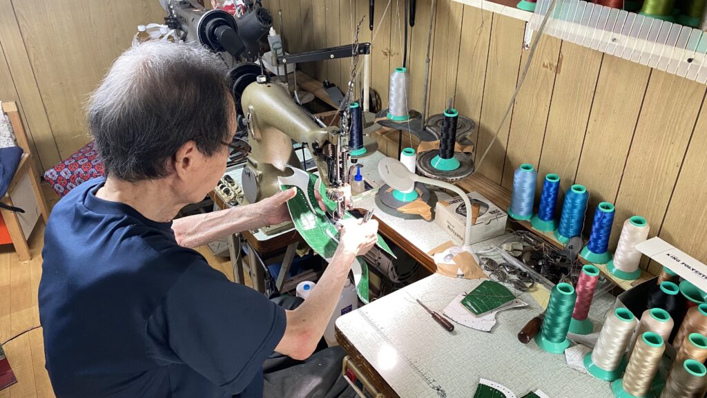 こちらは職人さんがミシンで縫製をしています。