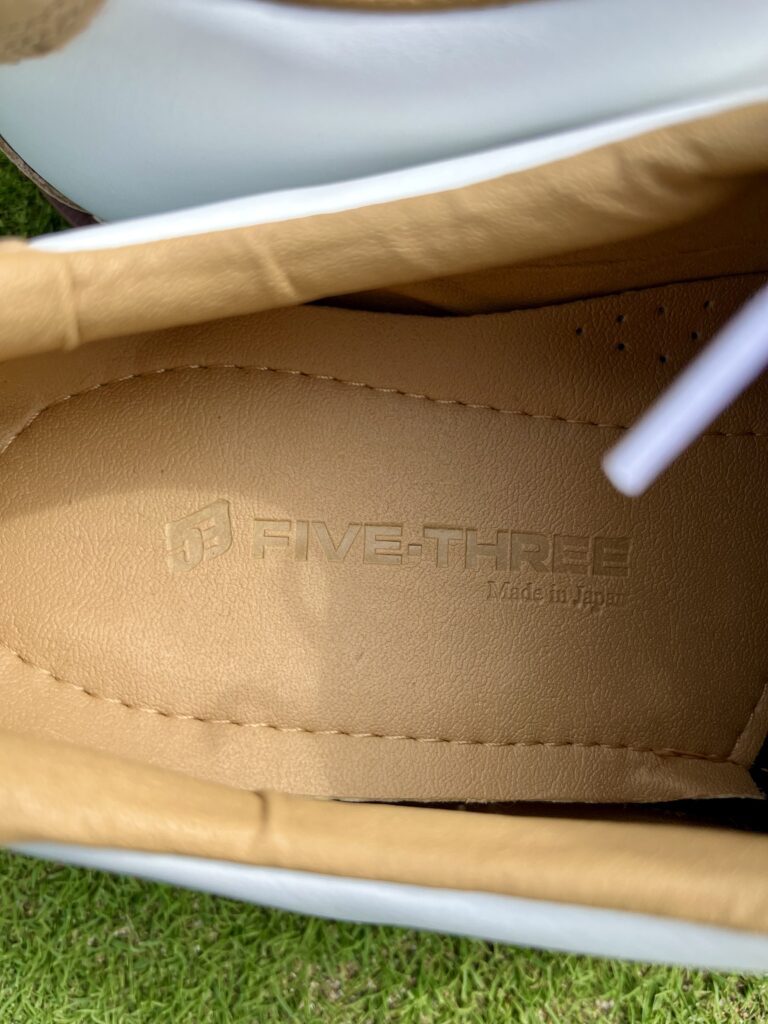 中敷にはファイブスリーの刻印が刻まれています。