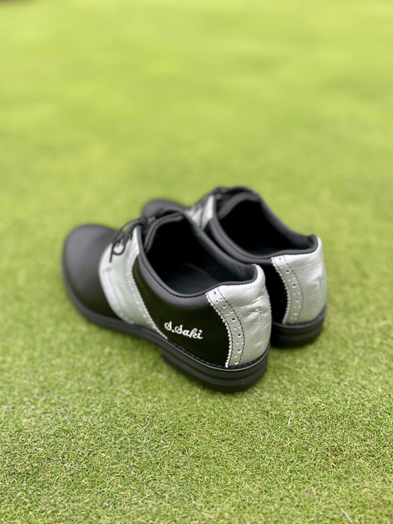 シルバーのネーム刺繍が粋ですねー。