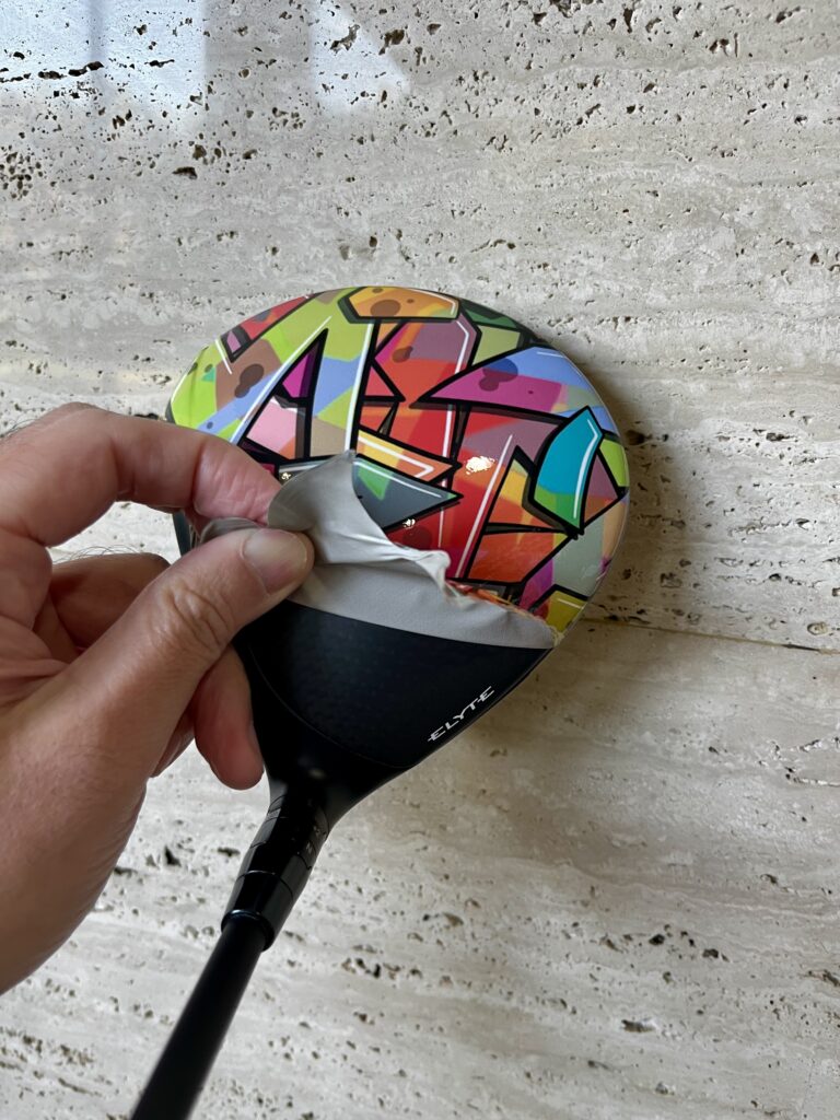 張り替えは簡単です。貼ってあるゴルフスキンも簡単に剥がせます。