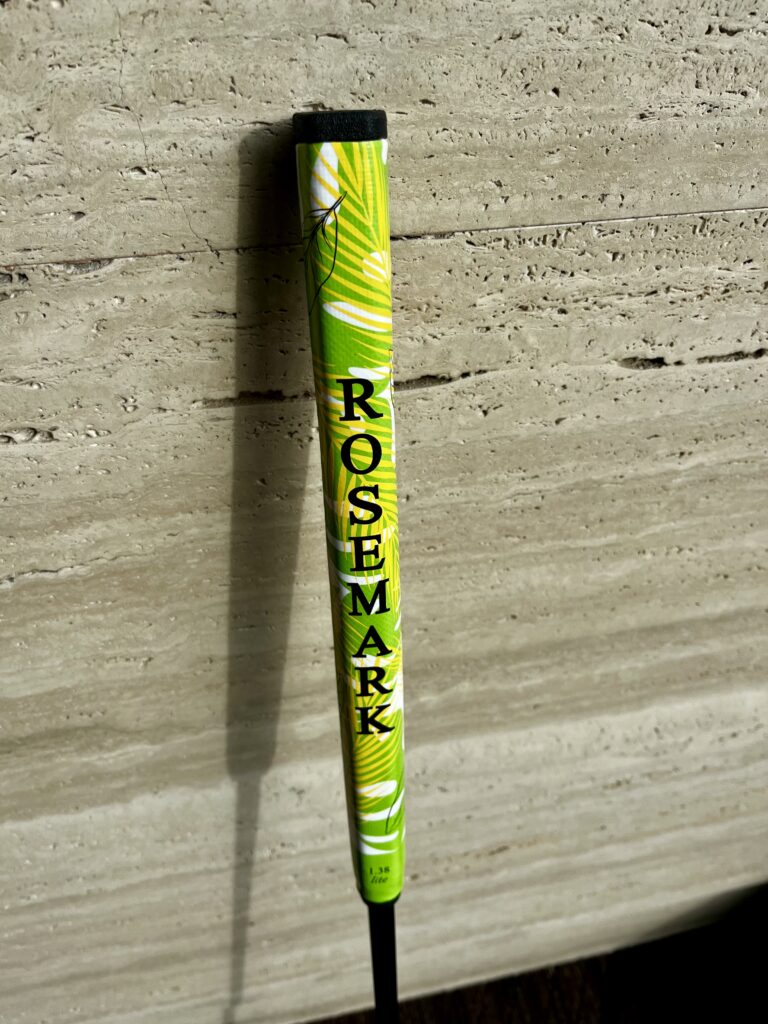 鮮やかなライトグリーンが美しいパターグリップです。