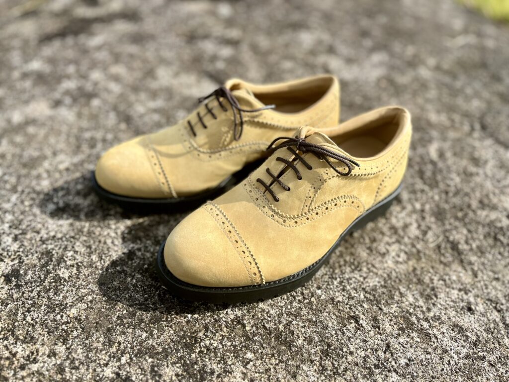 Classic Proオールヌバックベージュの普段履きシューズです。