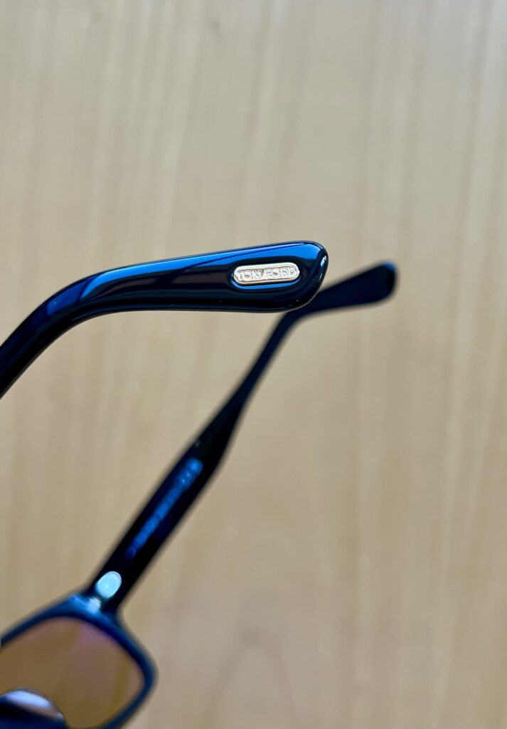 耳掛けにTOM FORDのロゴが埋め込まれてます。