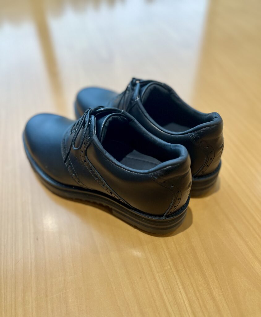 アウトソールもブラックで統一。