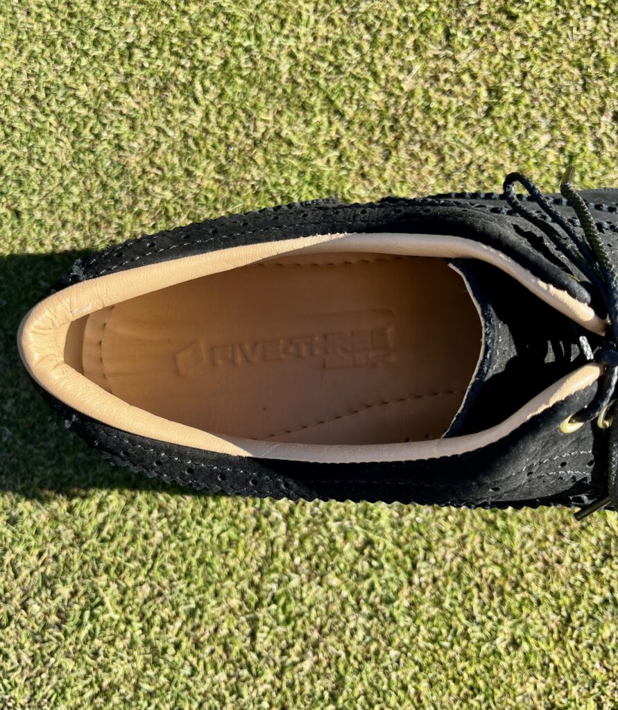 レザーライニングにFIVE THREEの刻印がございます。