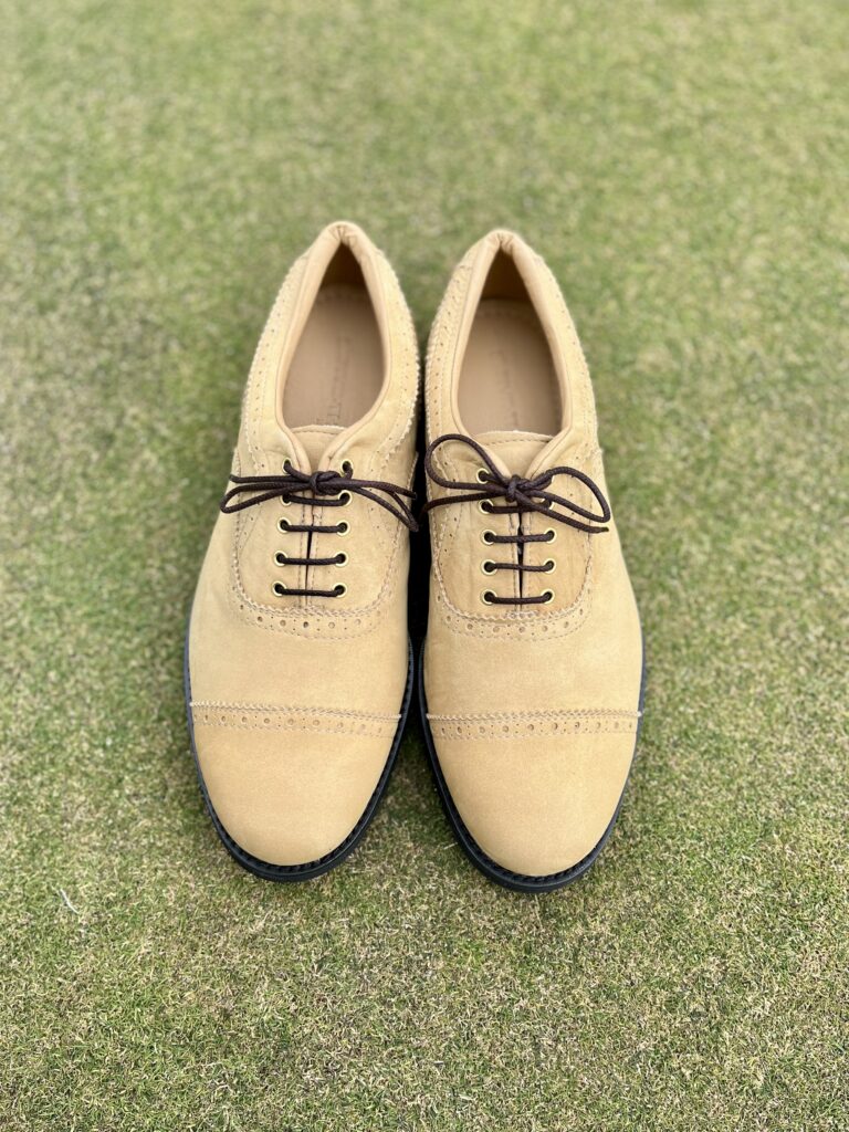 今の季節にぴったりのルックスです。