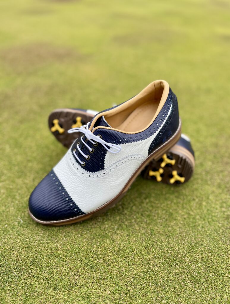 Classic Pro ネイビーホワイトです。