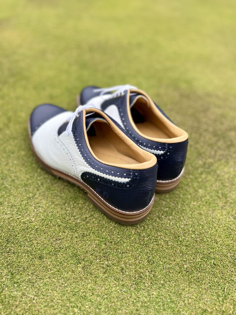 ネイビーはリザード型押し、ホワイトはシュリンクレザーを使用してます。