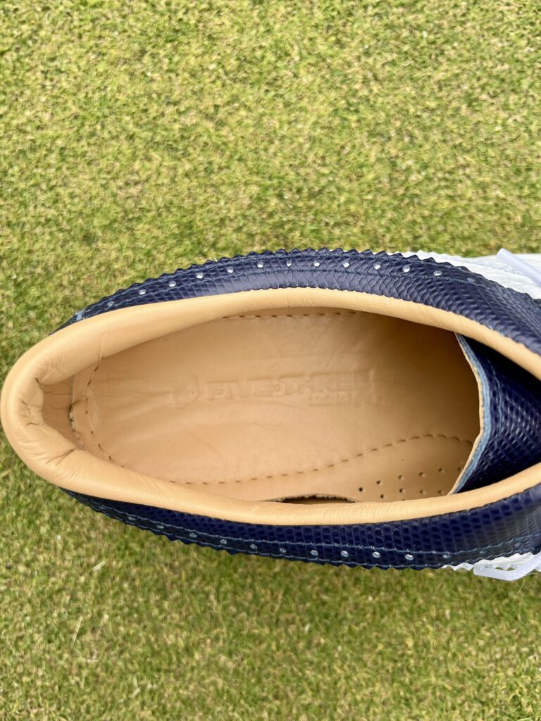 ライニングはフィット感抜群のレザーでございます。