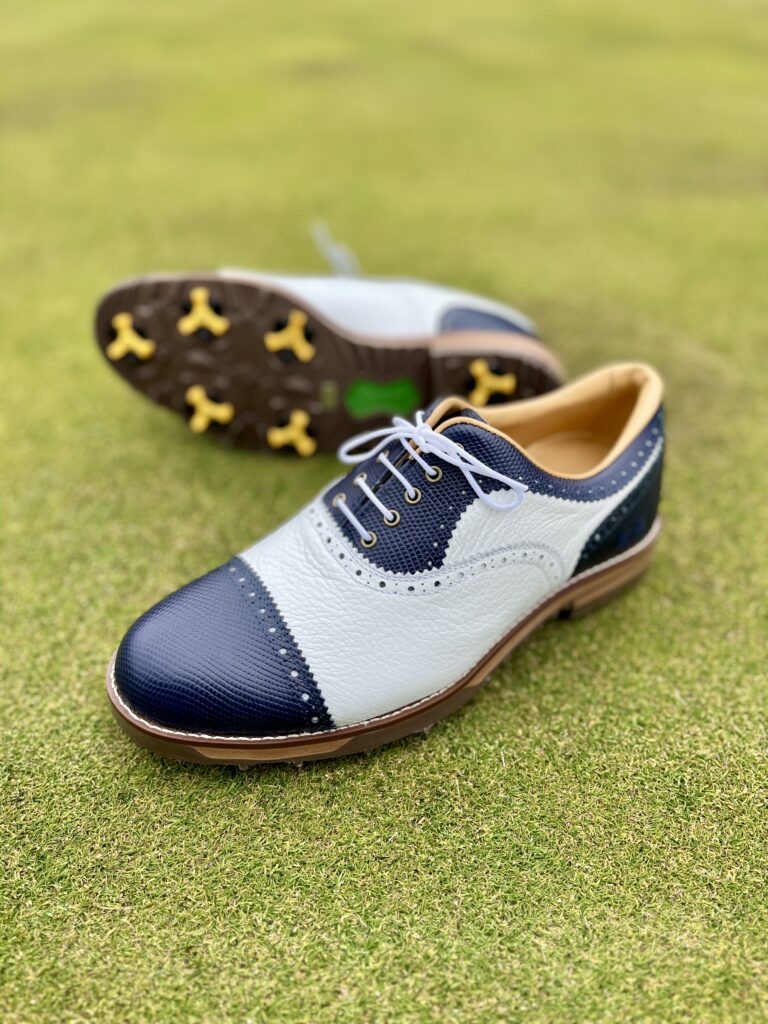 安定のスパイクゴルフシューズでございます。