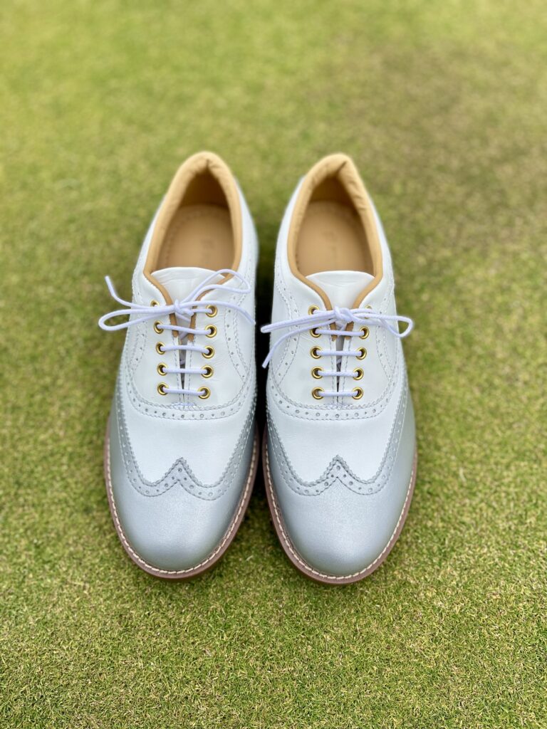 紐部はエナメルホワイトでアクセントをつけております。
