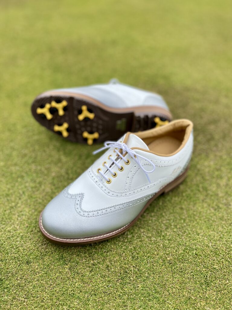 美しいゴルフシューズですね。