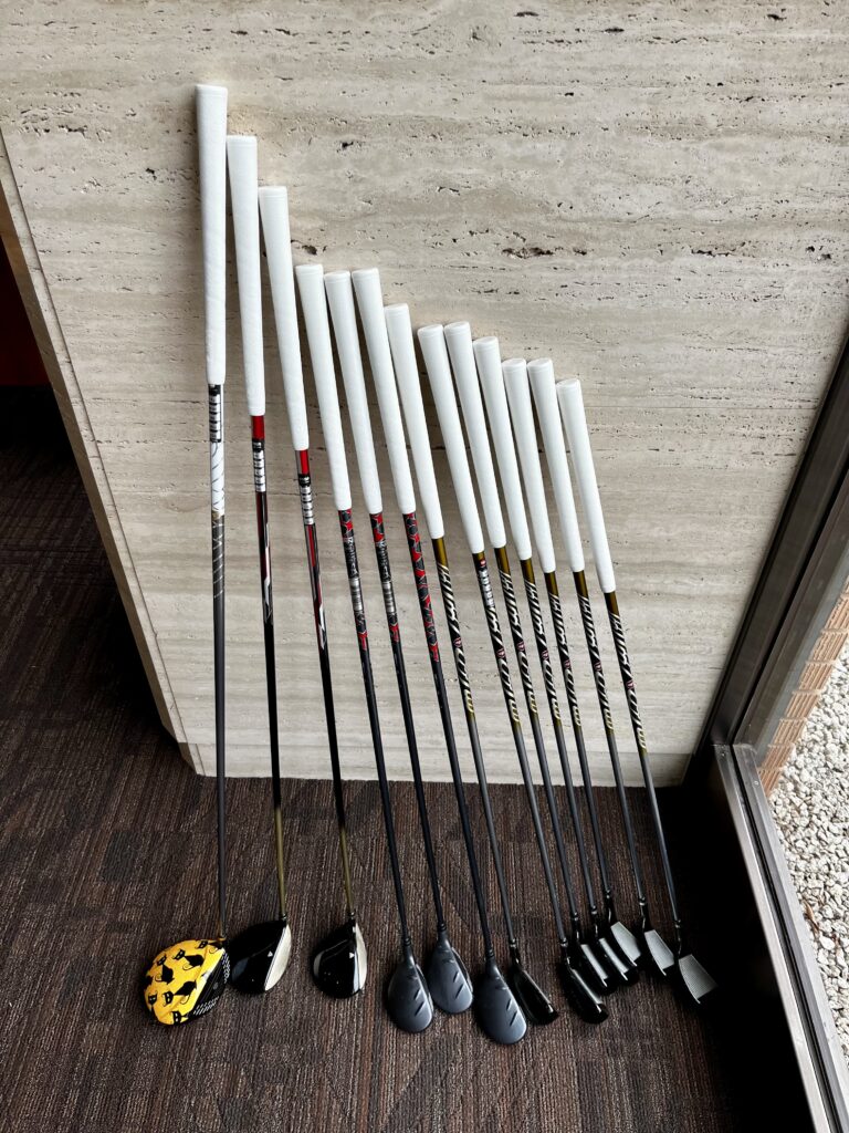 MR.Gコンセプトシリーズホワイトホワイトです。（ドライバーはゴルフスキンを貼っていただいております。）