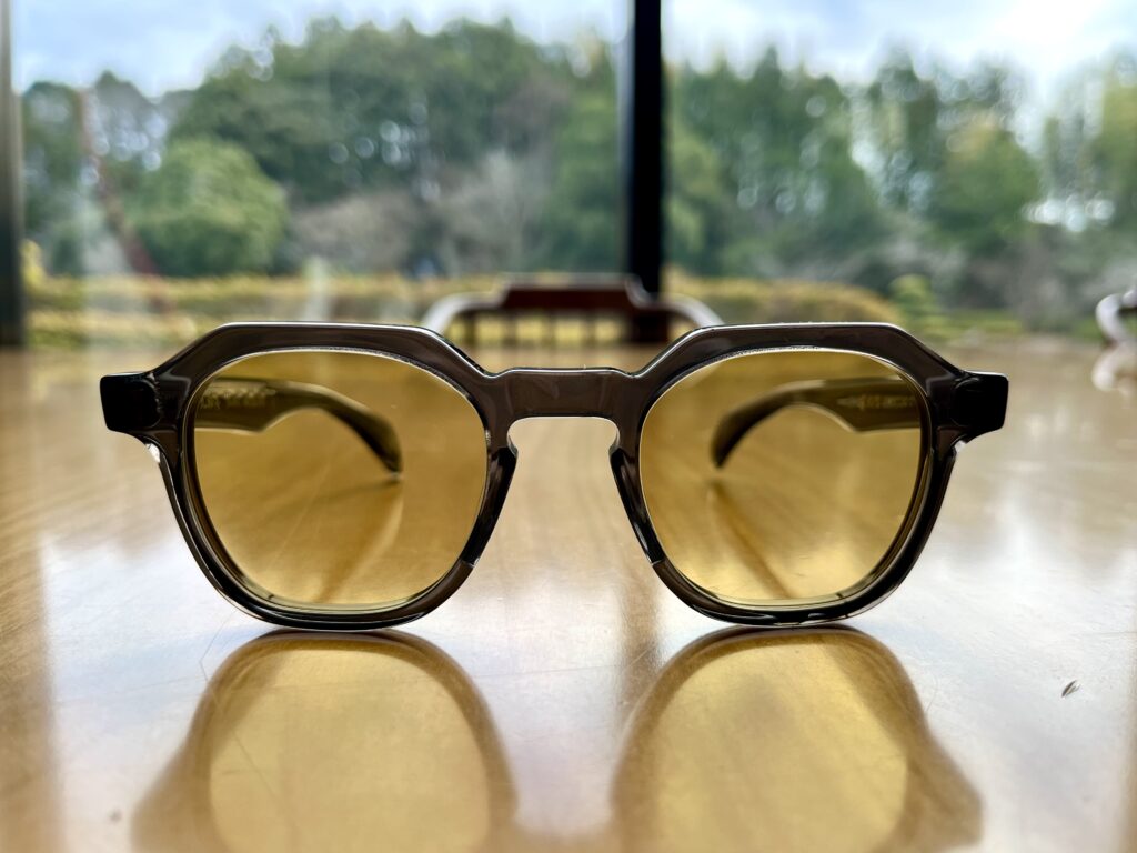 ウェリントン型のオシャレなサングラスです。