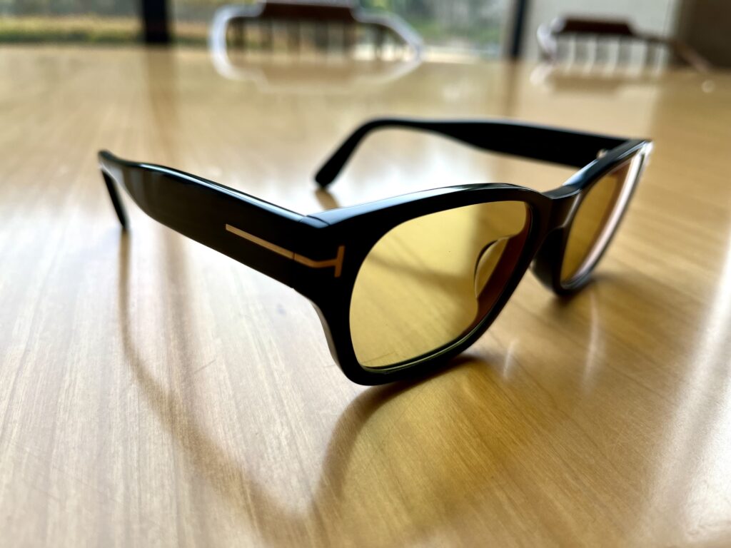 TのマークがTOM FORDの特徴です。