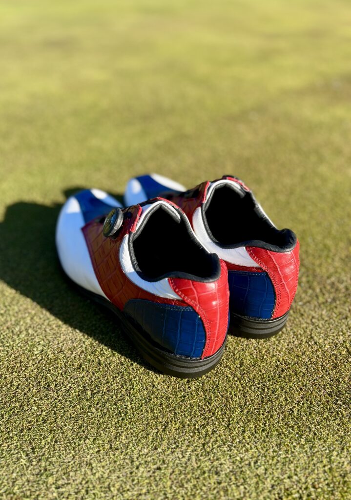 レッドがアクセントになってますね。