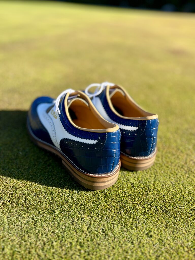 ネイビーはクロコ型押しです。