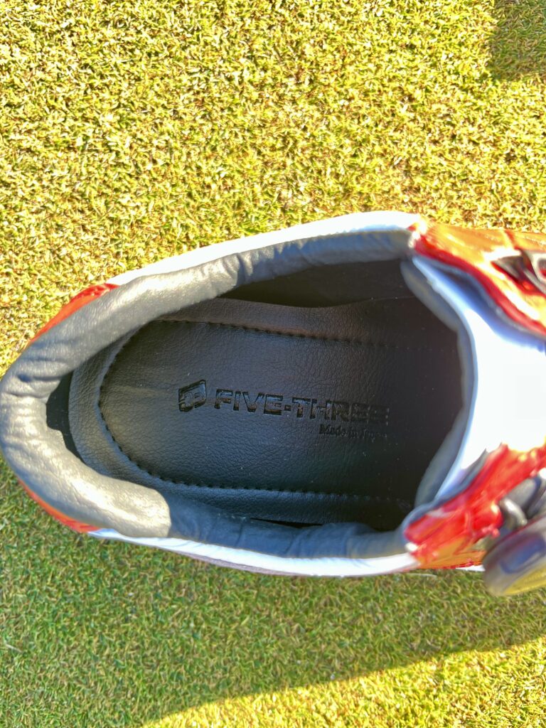 インソールにはファイブスリーの刻印が刻まれております。