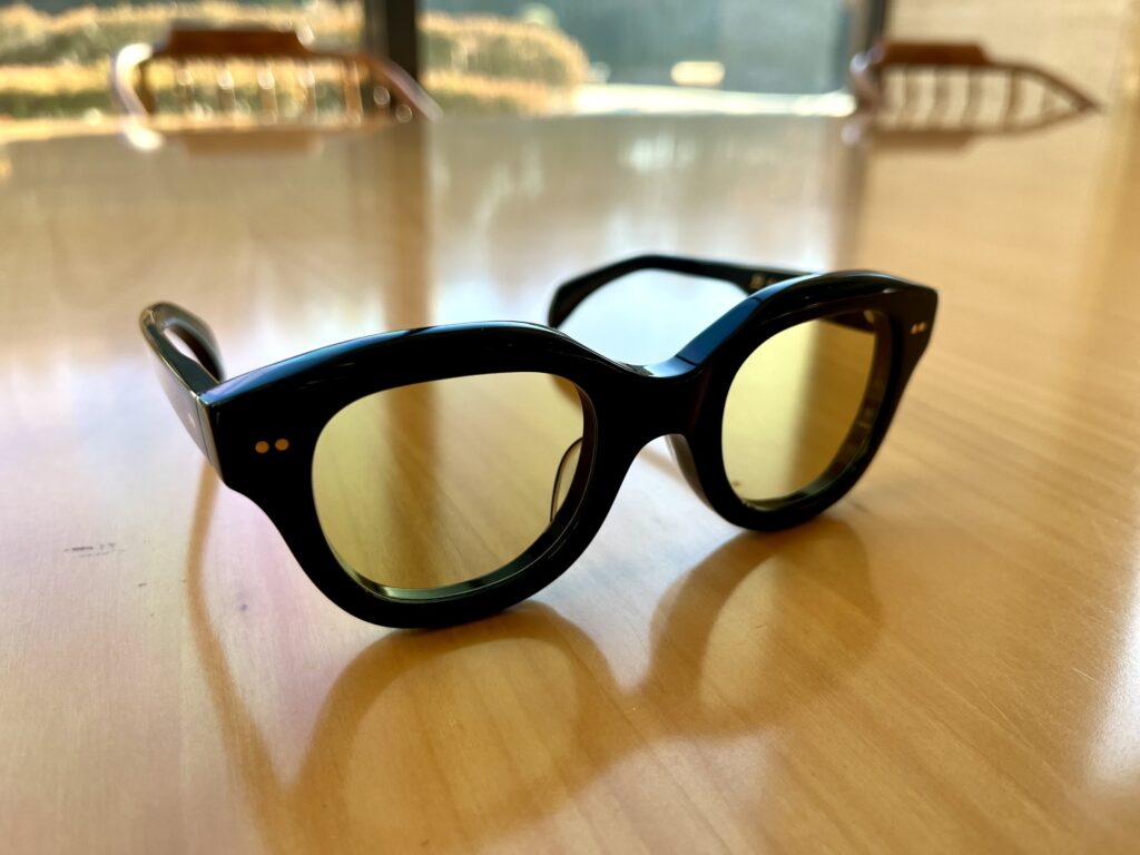 少し太めのブラックフレームが可愛いです。