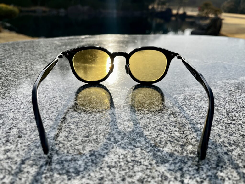 トムフォードは全体的にシャープなデザインが特徴でございますね。