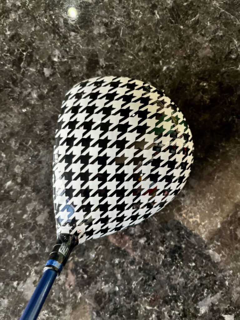 モノトーンのパターンが美しいゴルフスキンです。