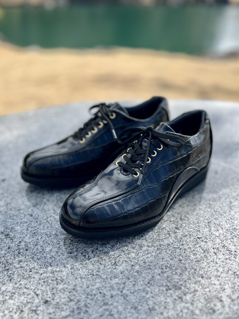 レザーの種類を変えておしゃれにシアが手取ります。