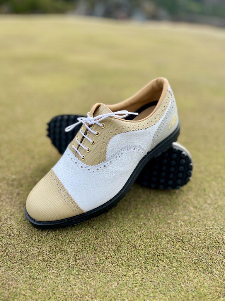 Classic Proホワイト/ベージュ/ライトグレーでございます。