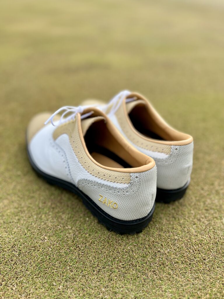 カカトにライトグレーを使用してます。