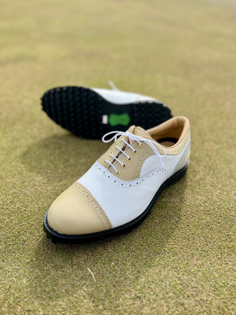 メンズ、レディース問わず良いカラーですね。