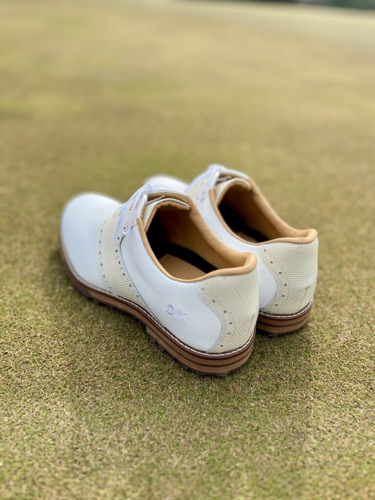 リザード型押しはオフホワイトなのでホワイトと合わせてもカラーの変化をお楽しみいただけます。