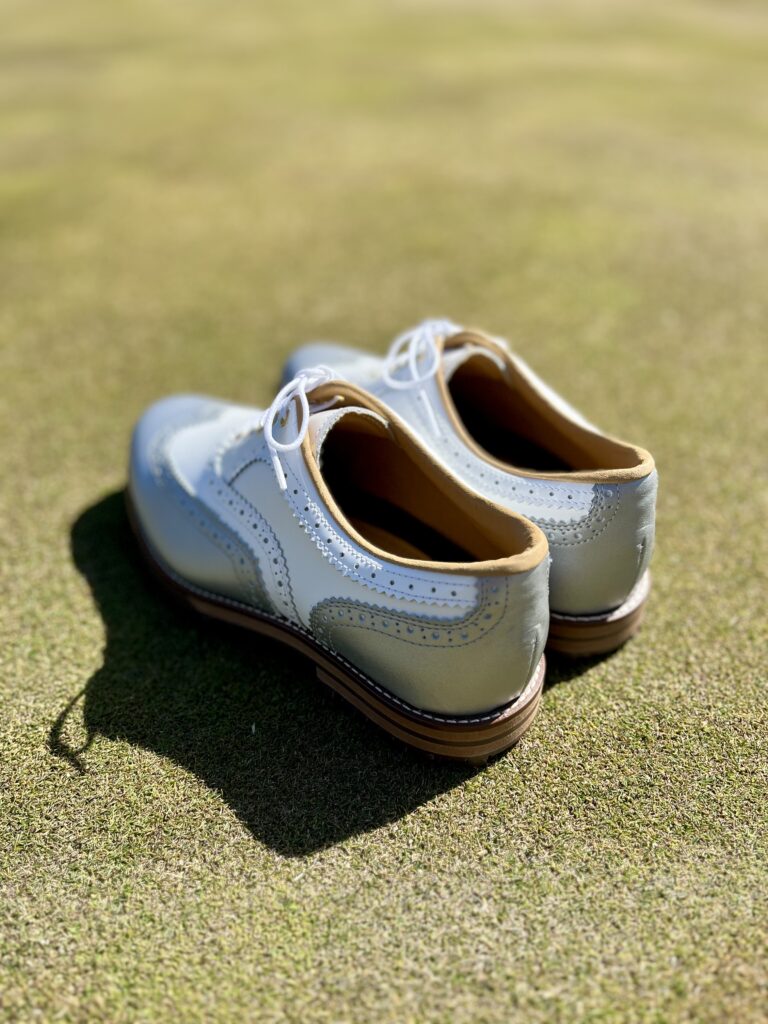 ホワイトとシルバーは抜群の相性でございます。