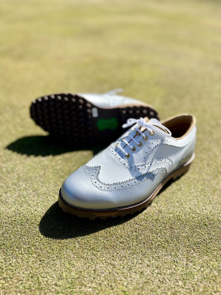 アウトソールはスパイクとスパイクレスがお選びいただけます。こちらはスパイクレスです。