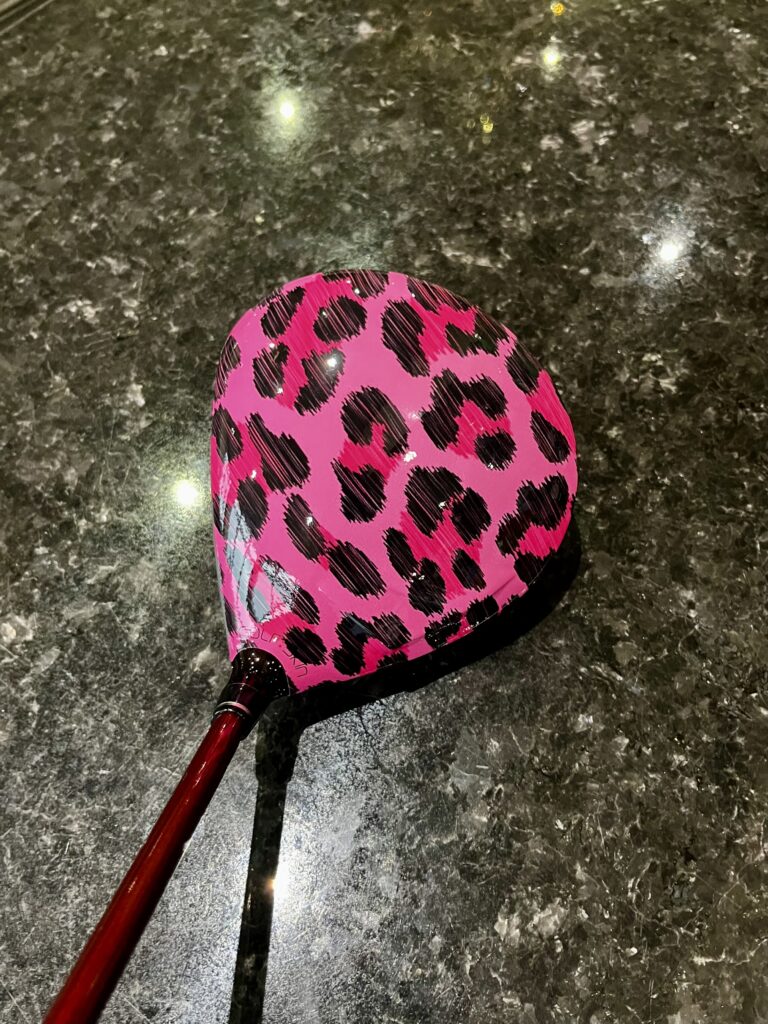 ゴルフスキン ヒョウ柄ピンクでございます。