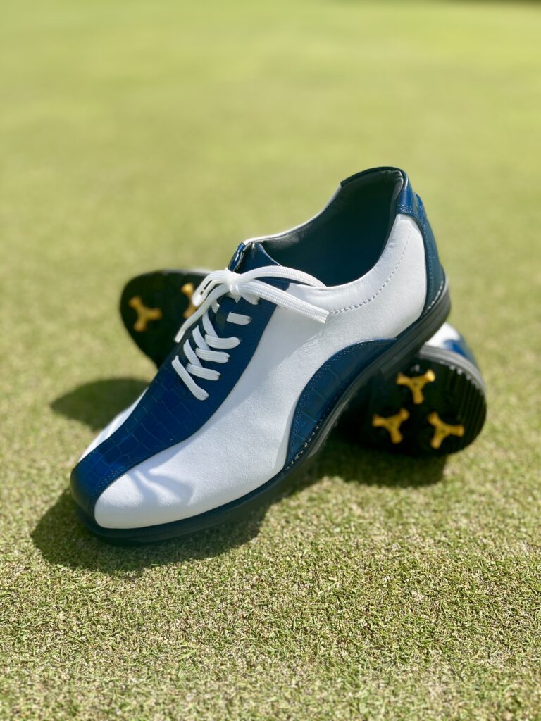 53ゴルフシューずFT600ホワイトネイビーでございます。