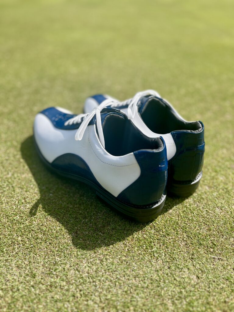 クロコ型押しがラグジュアリー感を演出しております。