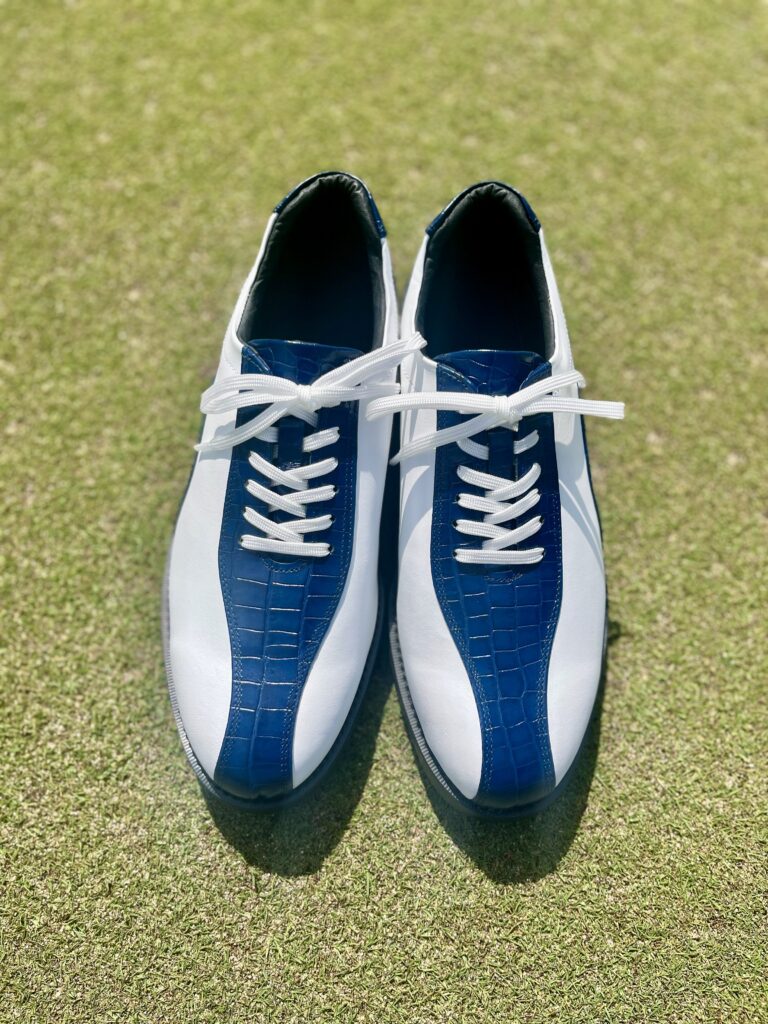 53ゴルフシューズは美しいフォルムでございます。