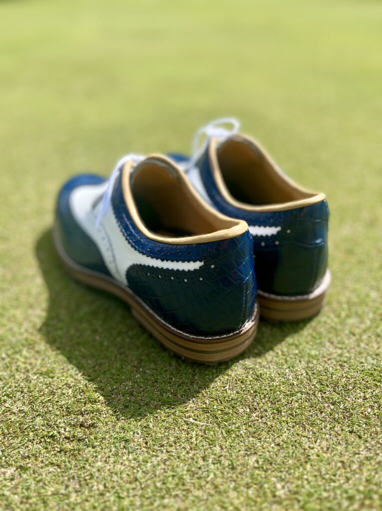 ネイビーはクロコ型押しでございます。