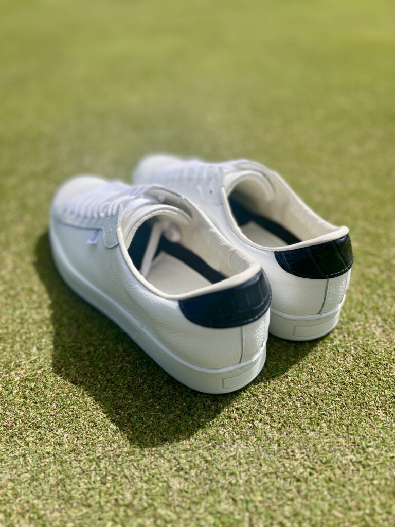 カカト部のネイビーが良きアクセントになっております。