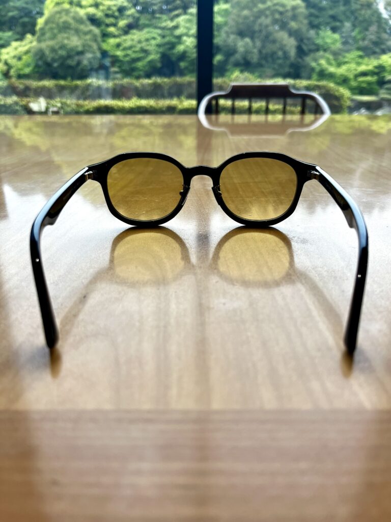 ウェリントンの少しボストンよりな感じのフレームでございます。