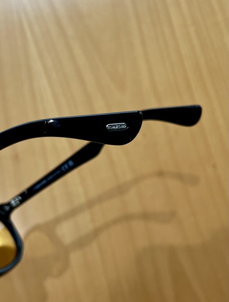 トムフォードロゴのプレート入りでございます。