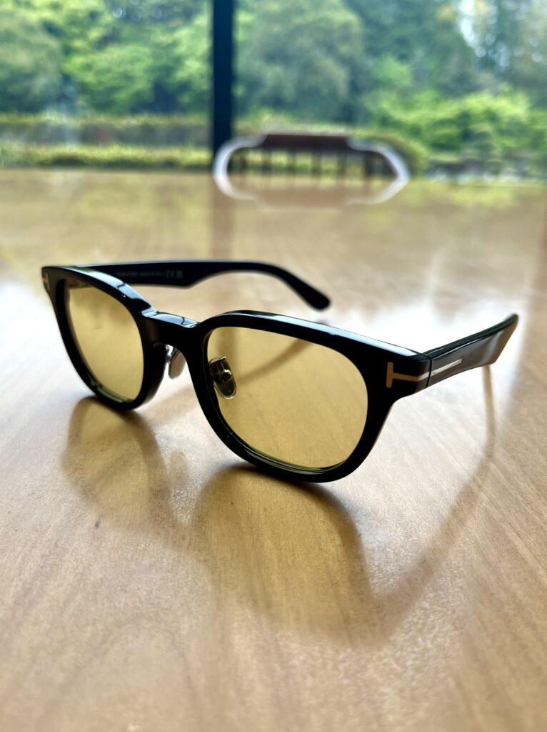 テンプルが少し太めでかっこいいです。