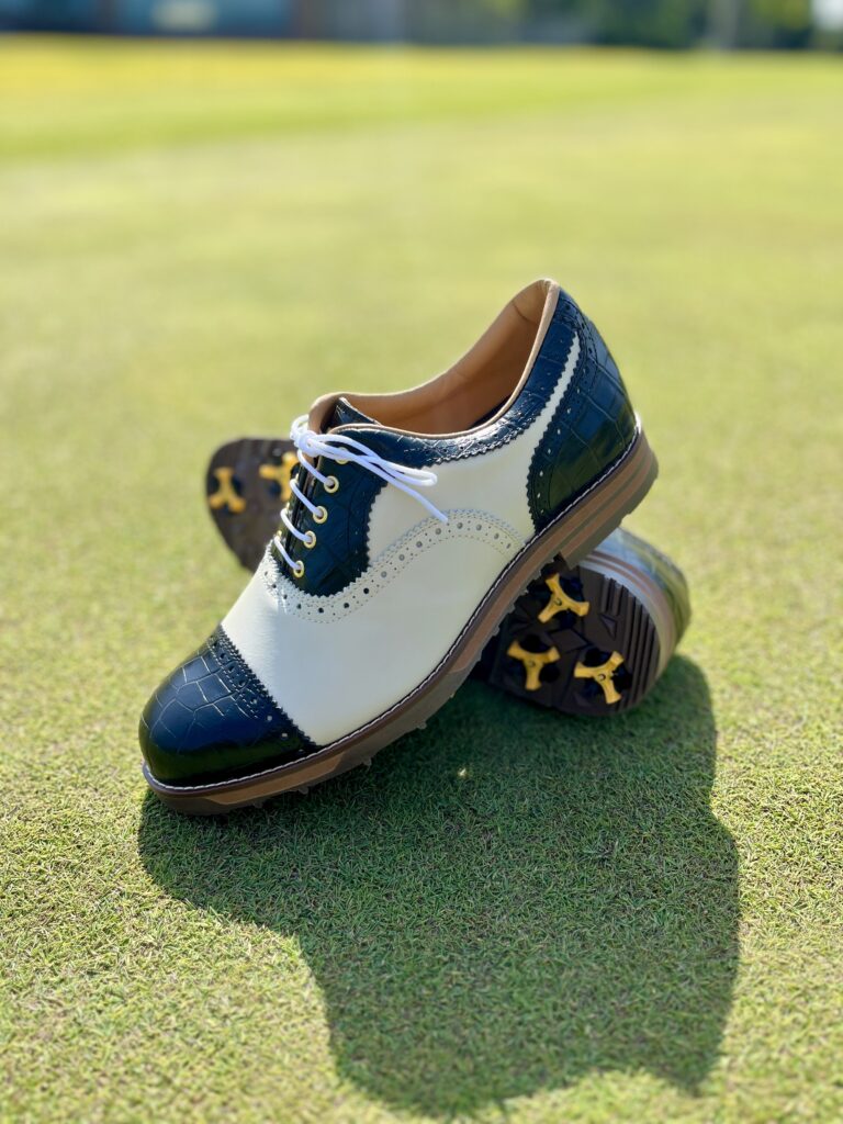53ゴルフシューズ Classic Pro ネイビーオフホワイトでございます。