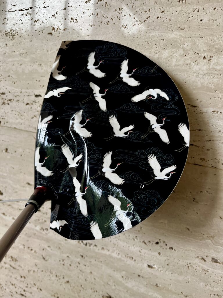 黒いバックに白の鶴が舞ったjapanesチックなデザインでございます。